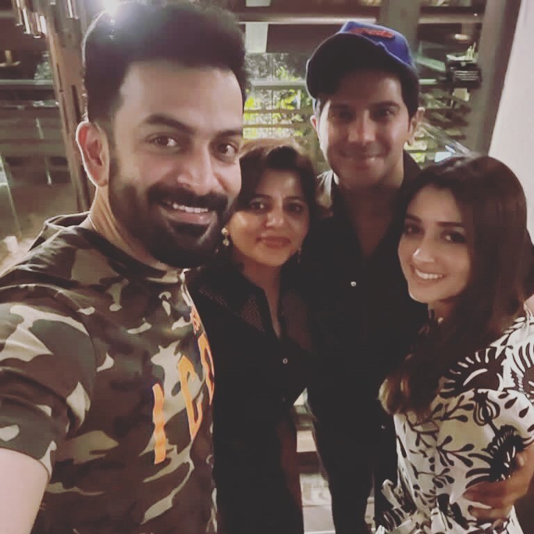 മാസ്കിനുള്ളിലായ താര ദമ്പതിമാര്‍: ഭാര്യമാര്‍ക്കൊപ്പം പൃഥിരാജും ദുല്‍ഖര്‍ സല്‍മാനും