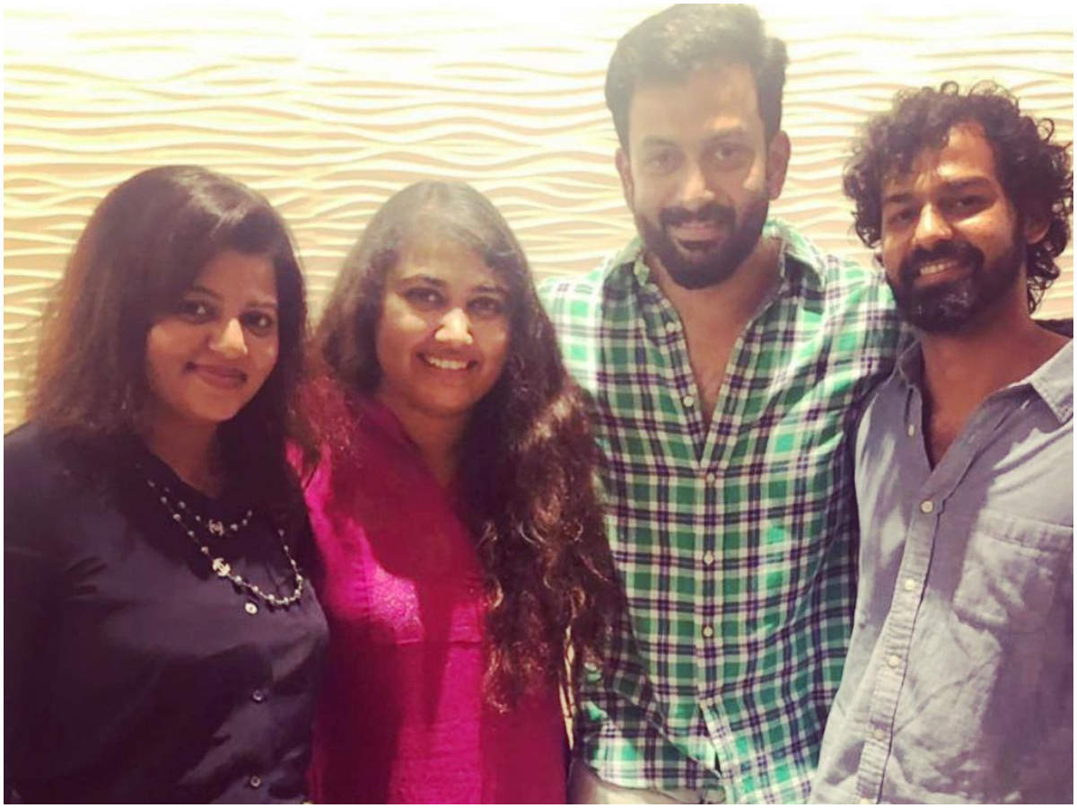 മാസ്കിനുള്ളിലായ താര ദമ്പതിമാര്‍: ഭാര്യമാര്‍ക്കൊപ്പം പൃഥിരാജും ദുല്‍ഖര്‍ സല്‍മാനും