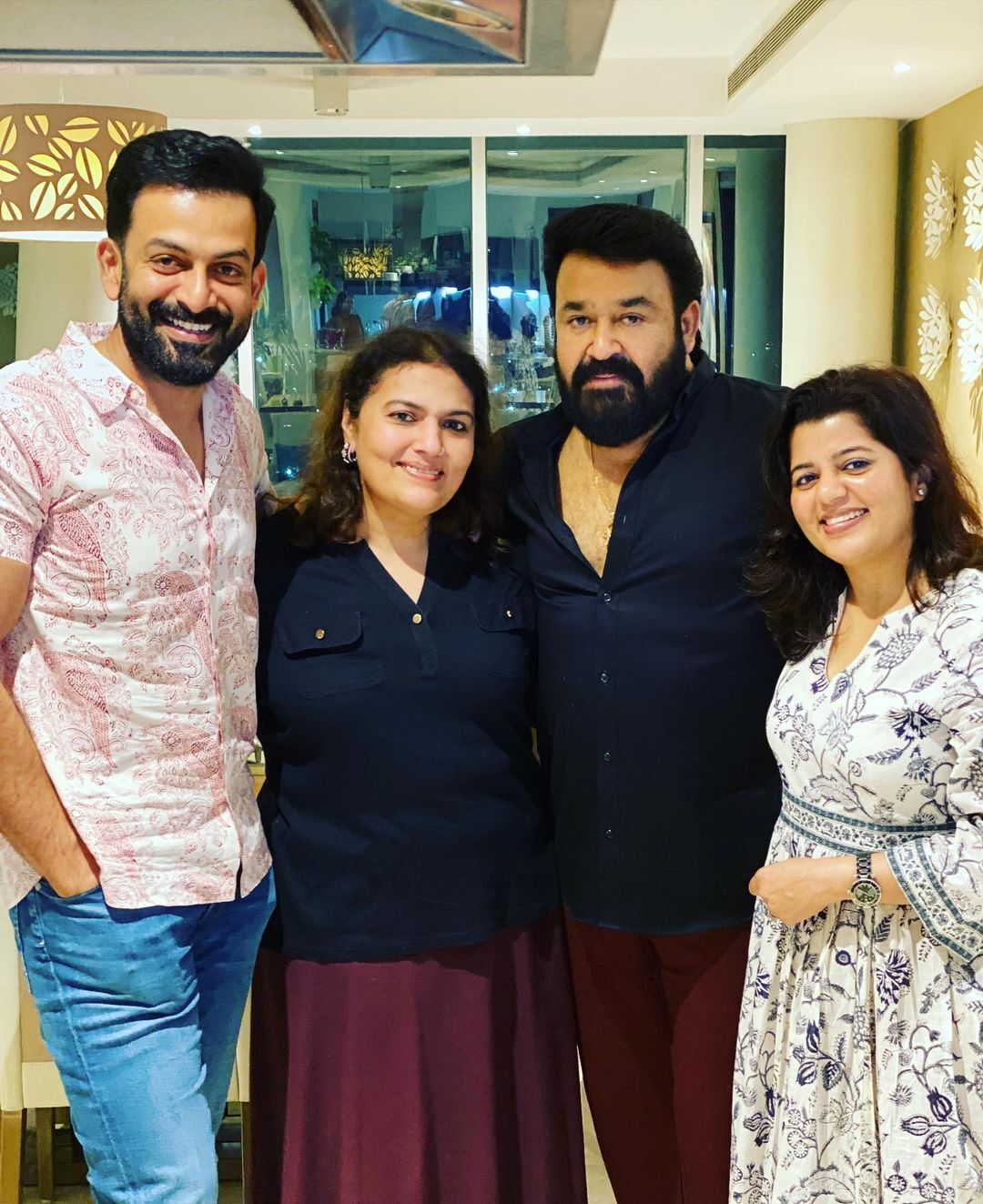 മാസ്കിനുള്ളിലായ താര ദമ്പതിമാര്‍: ഭാര്യമാര്‍ക്കൊപ്പം പൃഥിരാജും ദുല്‍ഖര്‍ സല്‍മാനും