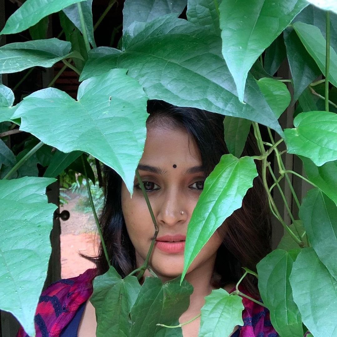 പച്ചിലകള്‍ക്കിടയിലൊരു താര സുന്ദരി; വൈറലായി രമ്യ നമ്പീശന്റെ പുതിയ ചിത്രങ്ങള്‍