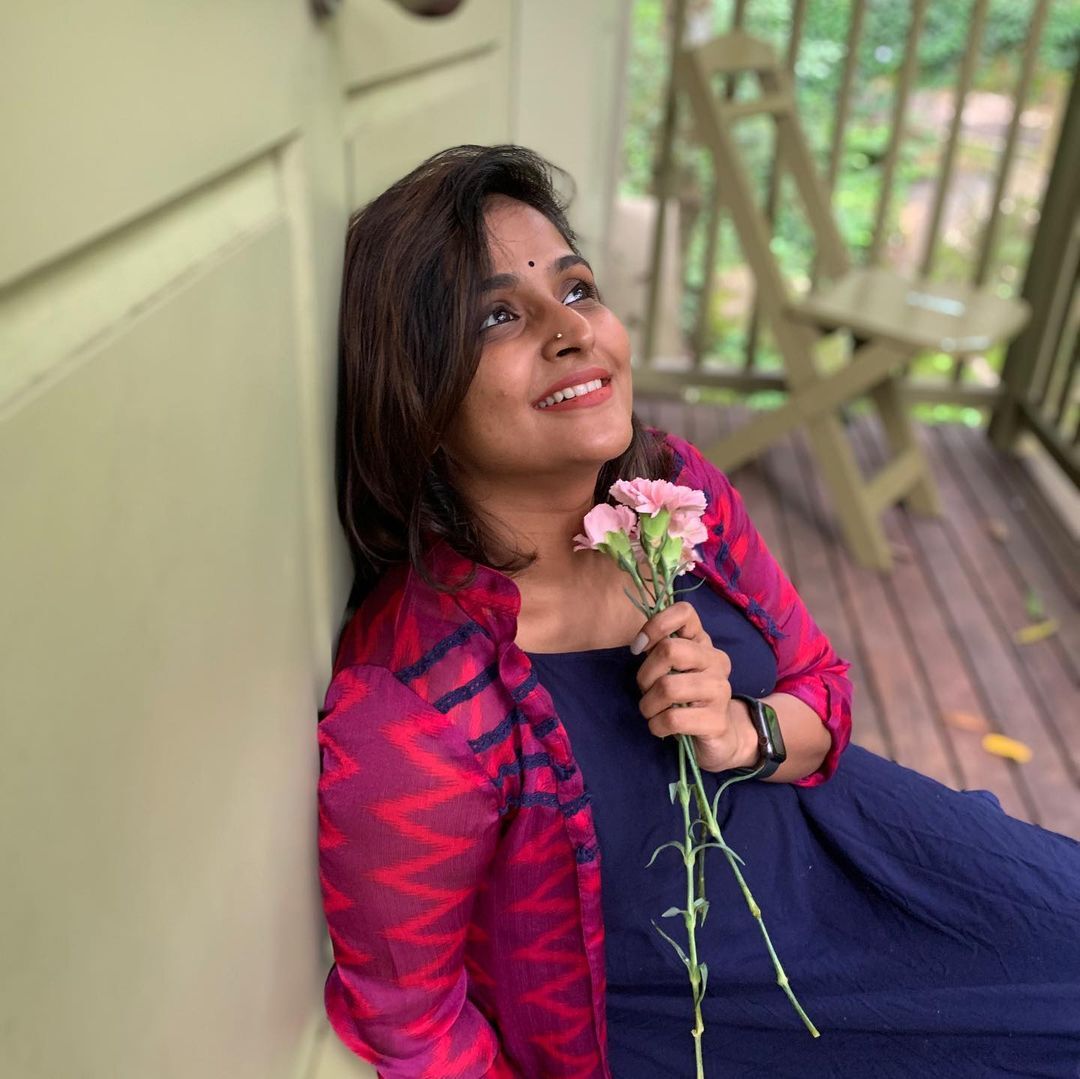 പച്ചിലകള്‍ക്കിടയിലൊരു താര സുന്ദരി; വൈറലായി രമ്യ നമ്പീശന്റെ പുതിയ ചിത്രങ്ങള്‍