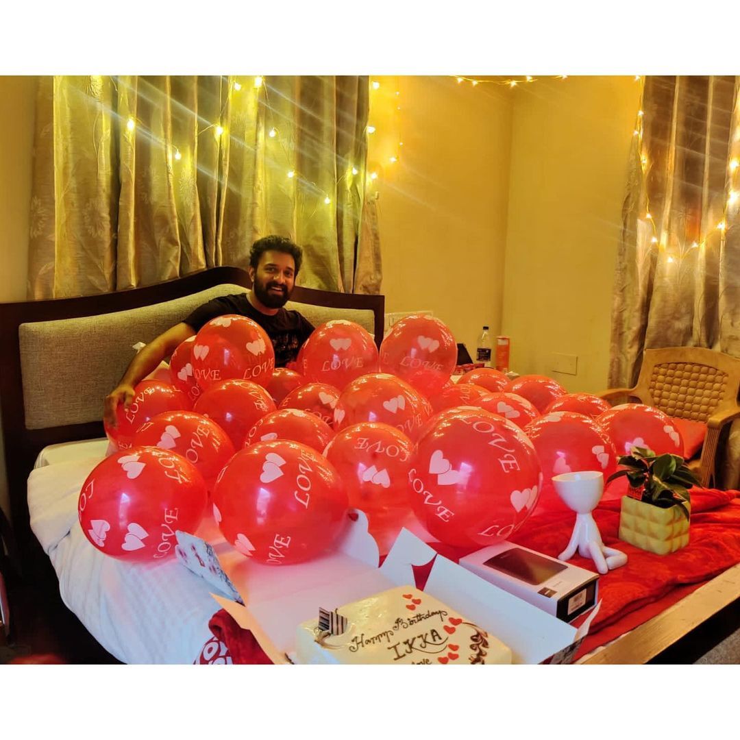   'ശിവേട്ടേൻ' എജ്ജാതി റൊമാന്റിക്ക്..ഷഫ്നയെ മാറോടണച്ച് സജിൻ.. പിറന്നാൾ ആഘോഷ ചിത്രങ്ങൾ പുറത്ത്