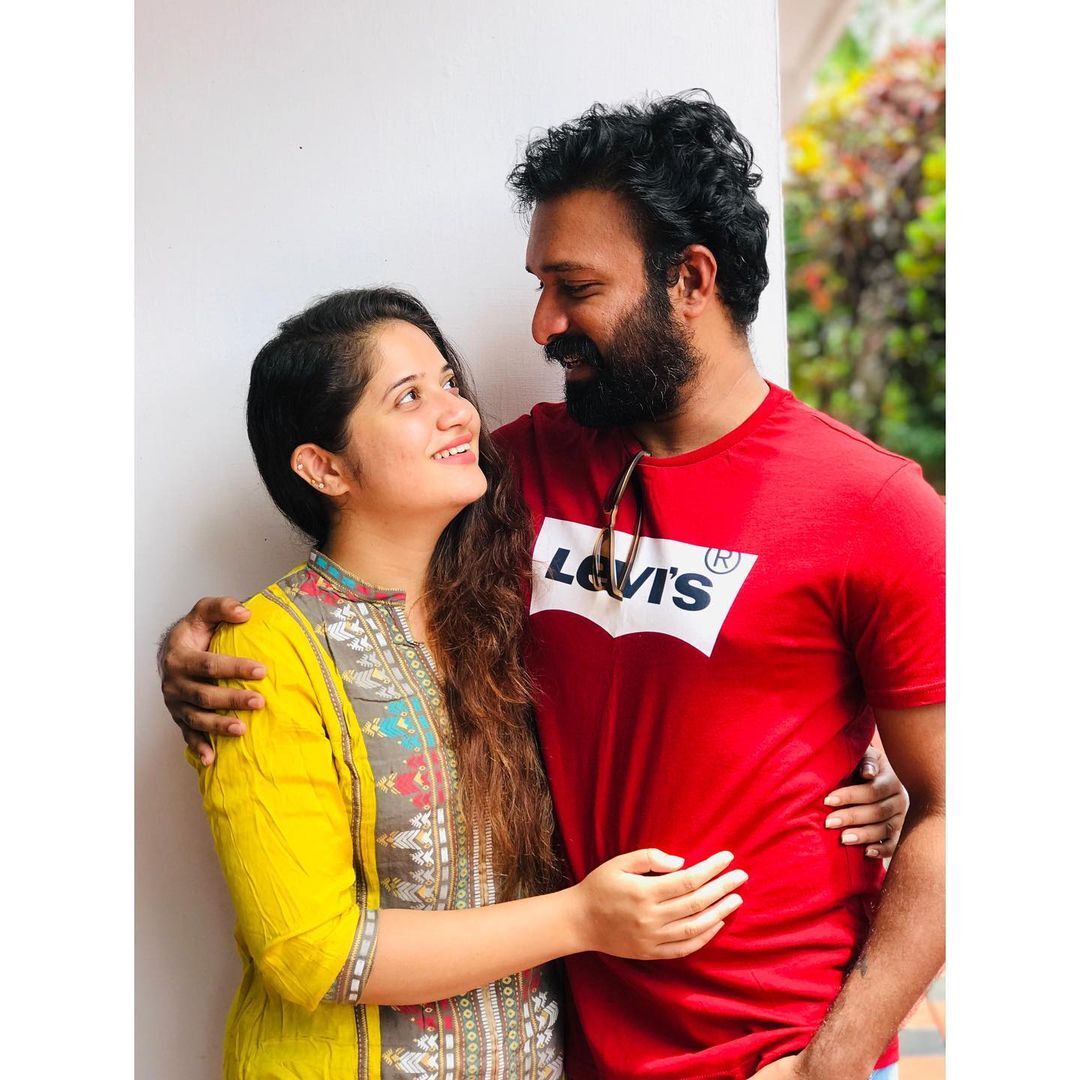   'ശിവേട്ടേൻ' എജ്ജാതി റൊമാന്റിക്ക്..ഷഫ്നയെ മാറോടണച്ച് സജിൻ.. പിറന്നാൾ ആഘോഷ ചിത്രങ്ങൾ പുറത്ത്