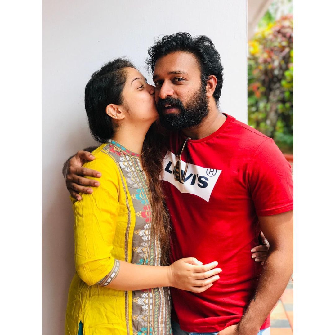   'ശിവേട്ടേൻ' എജ്ജാതി റൊമാന്റിക്ക്..ഷഫ്നയെ മാറോടണച്ച് സജിൻ.. പിറന്നാൾ ആഘോഷ ചിത്രങ്ങൾ പുറത്ത്