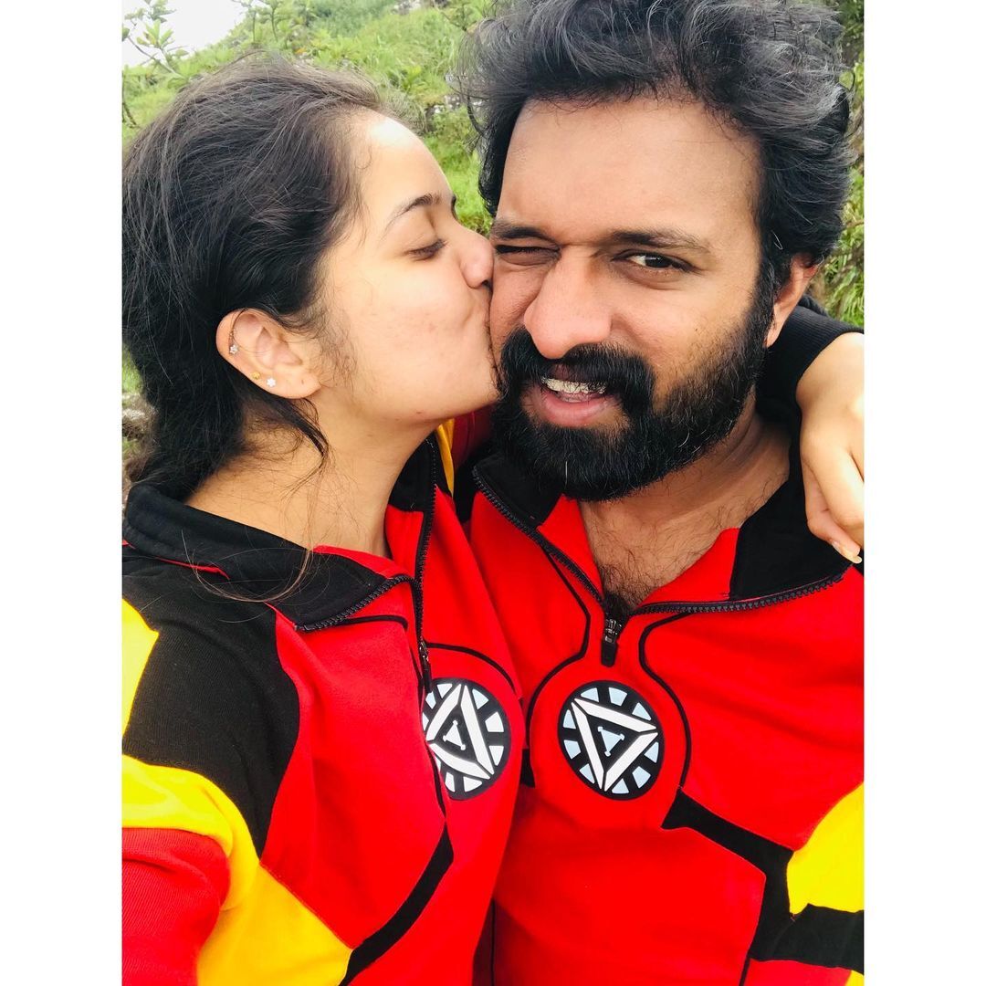   'ശിവേട്ടേൻ' എജ്ജാതി റൊമാന്റിക്ക്..ഷഫ്നയെ മാറോടണച്ച് സജിൻ.. പിറന്നാൾ ആഘോഷ ചിത്രങ്ങൾ പുറത്ത്