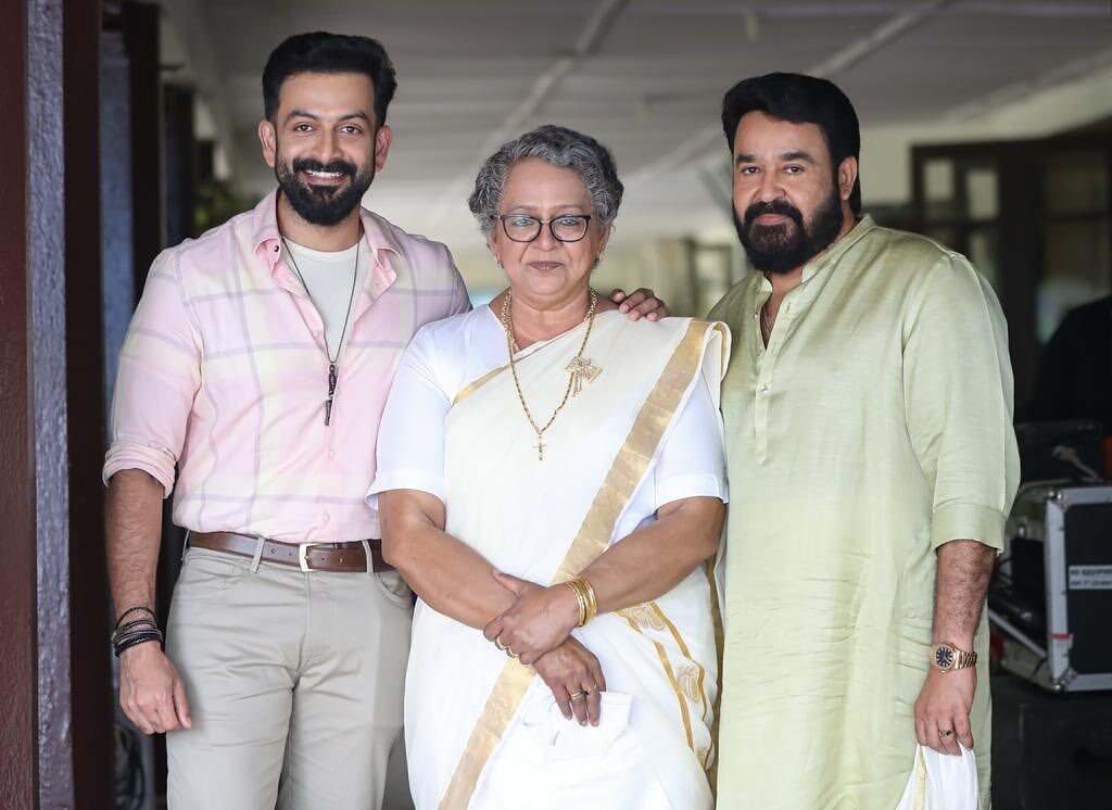  'ഇതാണ് റിയൽ മാസ്'.. ആരാധകരെ ത്രില്ലടിപ്പിച്ച് പൃഥ്വിക്കൊപ്പം മോഹൻലാൽ.. ചിത്രങ്ങൾ വൻ വൈറൽ