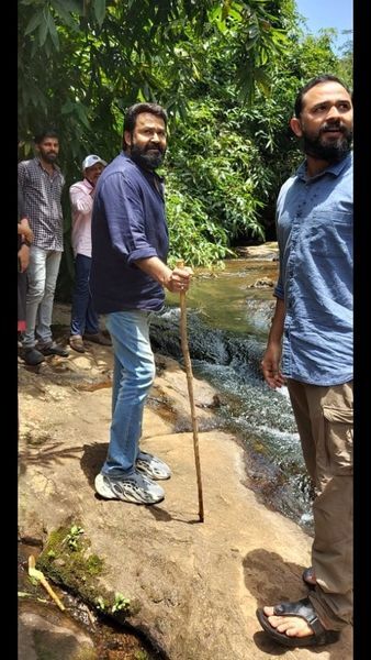 ഇവിടെ വന്നു പോയത് 'മോഹൻലാൽ' തന്നെയല്ലേന്ന് ചുറ്റും കൂടിയവര്‍: കാടുകയറി സൂപ്പര്‍ സ്റ്റാര്‍