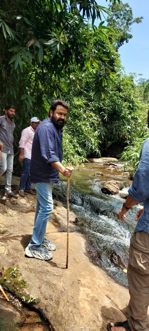 ഇവിടെ വന്നു പോയത് 'മോഹൻലാൽ' തന്നെയല്ലേന്ന് ചുറ്റും കൂടിയവര്‍: കാടുകയറി സൂപ്പര്‍ സ്റ്റാര്‍