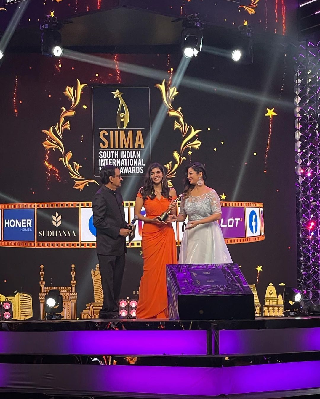   'ഗ്ലാമർ ആന്റ് ക്യൂട്ട്നെസ് ഓവർലോഡഡ്'; പൃഥ്വിയെ നോക്കി അമ്പരന്ന് കല്യാണി പ്രിയദർശൻ..ഒപ്പം സുപ്രിയയും ശോഭനയും.. സൈമ അവാർഡ് ചടങ്ങിൽ മിന്നിച്ച് താരം 