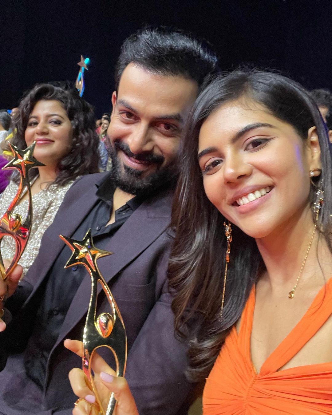   'ഗ്ലാമർ ആന്റ് ക്യൂട്ട്നെസ് ഓവർലോഡഡ്'; പൃഥ്വിയെ നോക്കി അമ്പരന്ന് കല്യാണി പ്രിയദർശൻ..ഒപ്പം സുപ്രിയയും ശോഭനയും.. സൈമ അവാർഡ് ചടങ്ങിൽ മിന്നിച്ച് താരം 