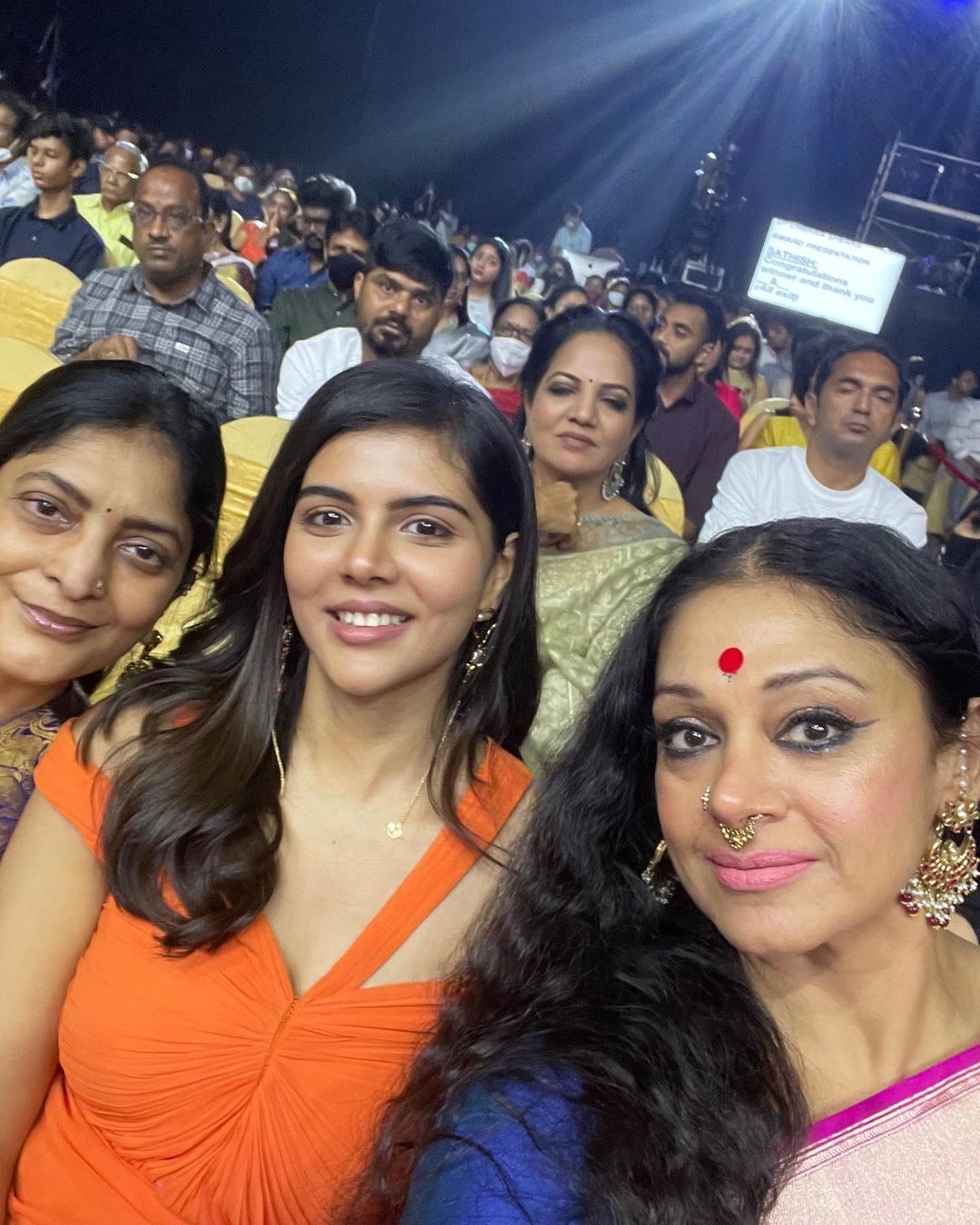   'ഗ്ലാമർ ആന്റ് ക്യൂട്ട്നെസ് ഓവർലോഡഡ്'; പൃഥ്വിയെ നോക്കി അമ്പരന്ന് കല്യാണി പ്രിയദർശൻ..ഒപ്പം സുപ്രിയയും ശോഭനയും.. സൈമ അവാർഡ് ചടങ്ങിൽ മിന്നിച്ച് താരം 