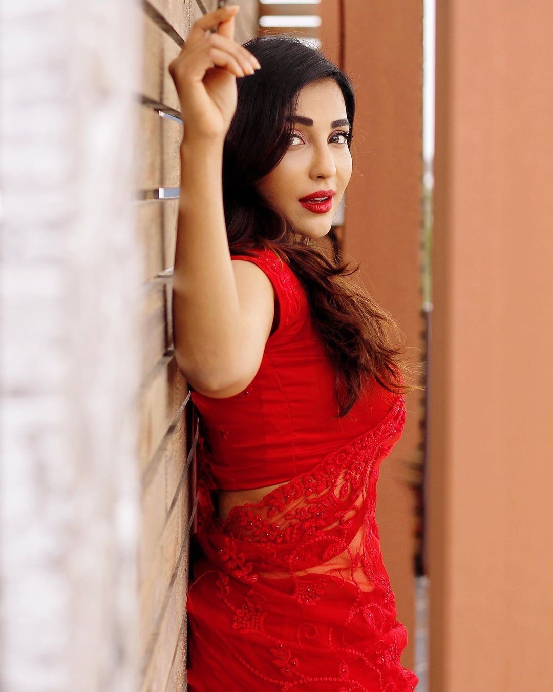 ചുവന്ന സാരിയില്‍ മനം മയക്കും ഗ്ലാമറില്‍ നടി പാര്‍വതി നായര്‍; വൈറലായി പുത്തന്‍ ചിത്രങ്ങള്‍