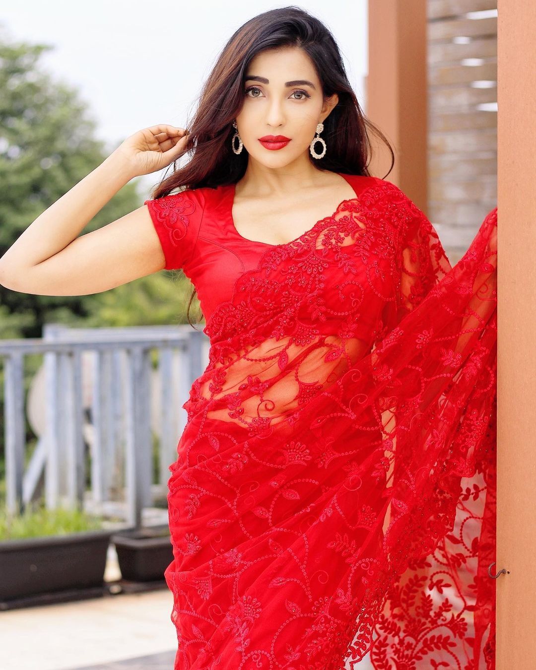 ചുവന്ന സാരിയില്‍ മനം മയക്കും ഗ്ലാമറില്‍ നടി പാര്‍വതി നായര്‍; വൈറലായി പുത്തന്‍ ചിത്രങ്ങള്‍