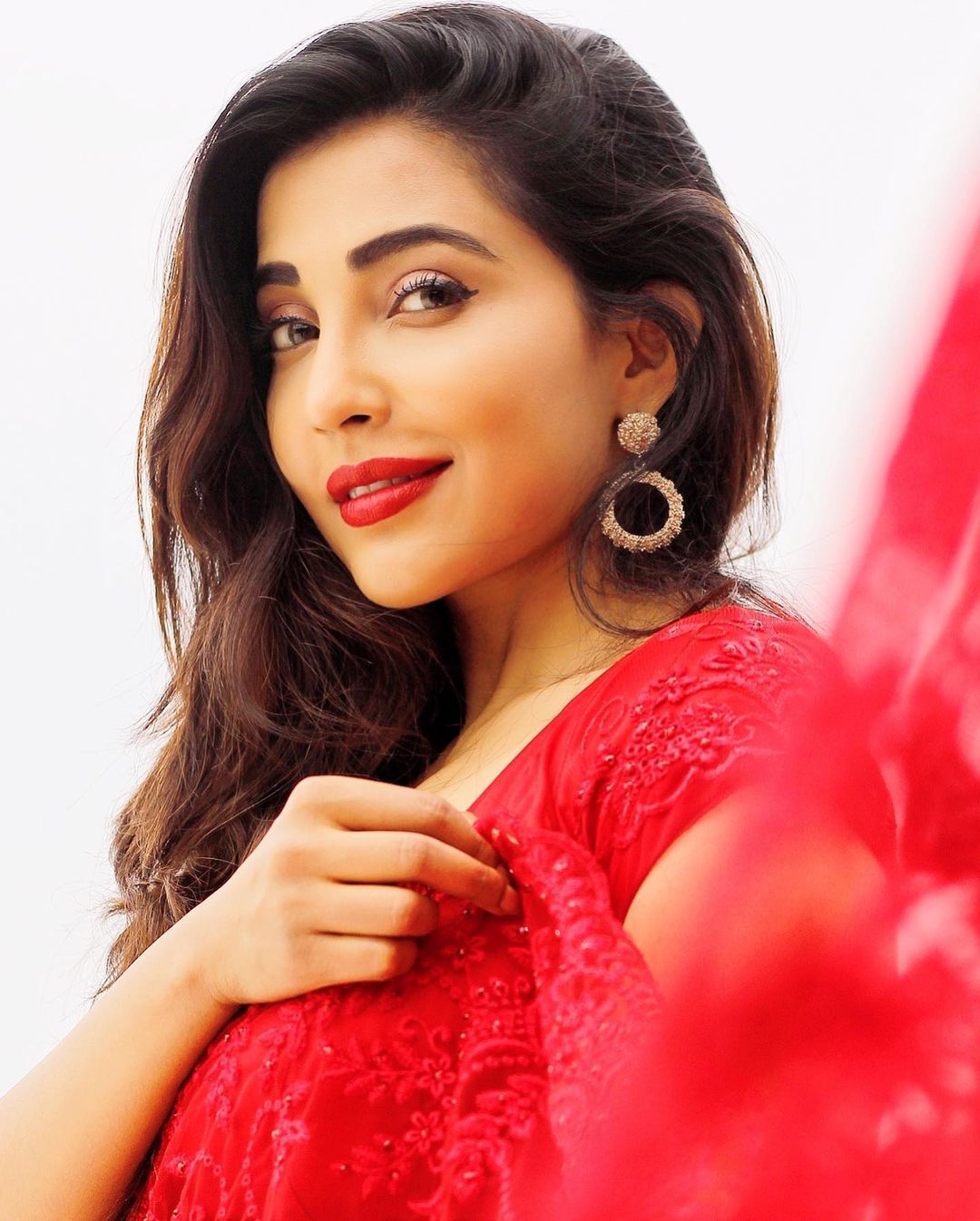 ചുവന്ന സാരിയില്‍ മനം മയക്കും ഗ്ലാമറില്‍ നടി പാര്‍വതി നായര്‍; വൈറലായി പുത്തന്‍ ചിത്രങ്ങള്‍