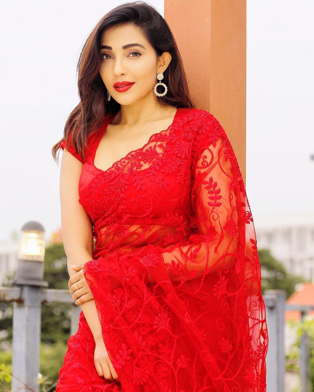 ചുവന്ന സാരിയില്‍ മനം മയക്കും ഗ്ലാമറില്‍ നടി പാര്‍വതി നായര്‍; വൈറലായി പുത്തന്‍ ചിത്രങ്ങള്‍
