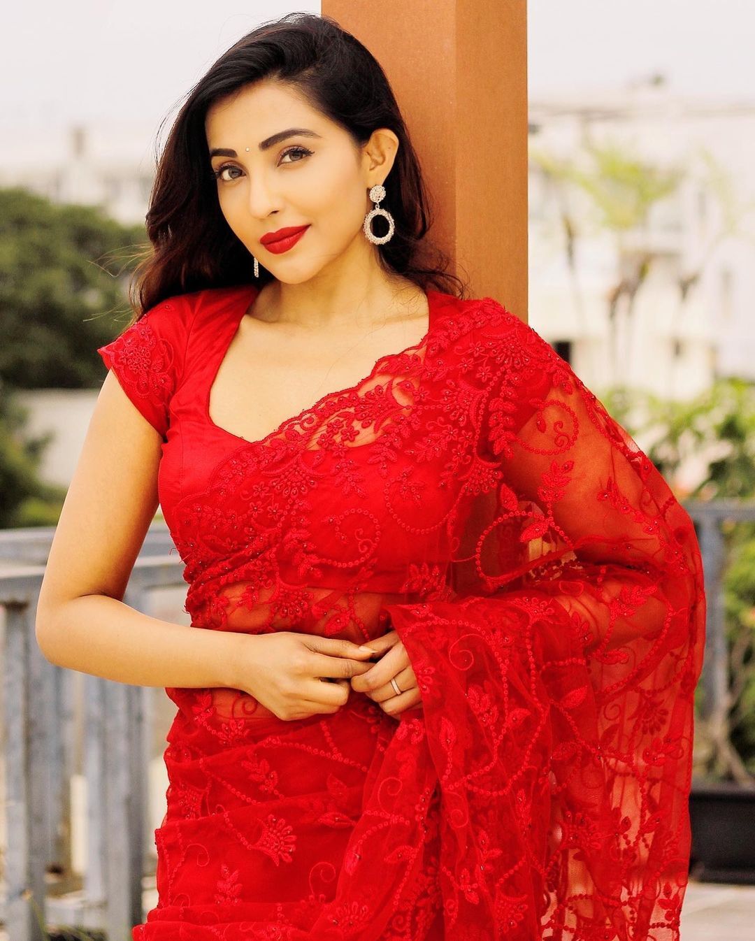 ചുവന്ന സാരിയില്‍ മനം മയക്കും ഗ്ലാമറില്‍ നടി പാര്‍വതി നായര്‍; വൈറലായി പുത്തന്‍ ചിത്രങ്ങള്‍