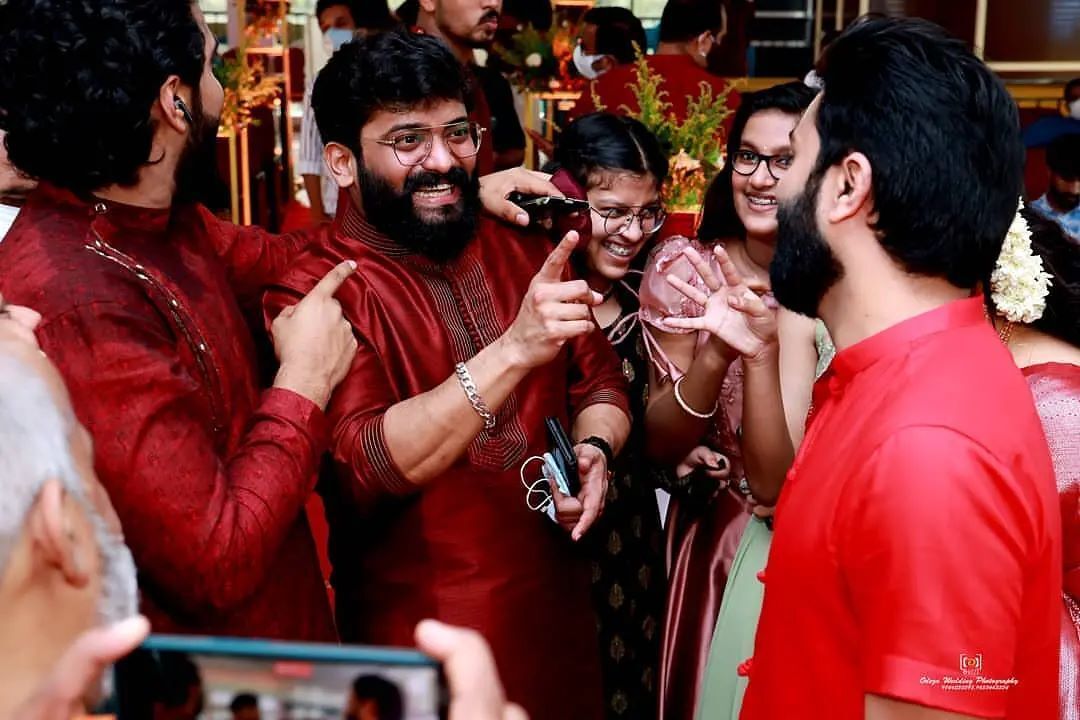 പൊളി ഫിറോസിന്റെയും സജിനയുടേയും വീട്ടിൽ മണിക്കുട്ടനെന്താണ് കാര്യം? ചിത്രങ്ങൾ വൈറൽ