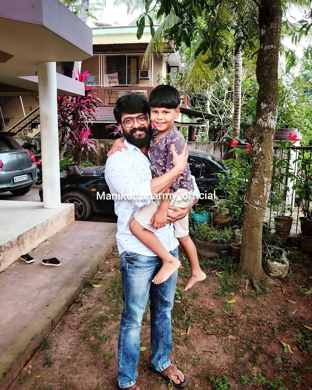 പൊളി ഫിറോസിന്റെയും സജിനയുടേയും വീട്ടിൽ മണിക്കുട്ടനെന്താണ് കാര്യം? ചിത്രങ്ങൾ വൈറൽ