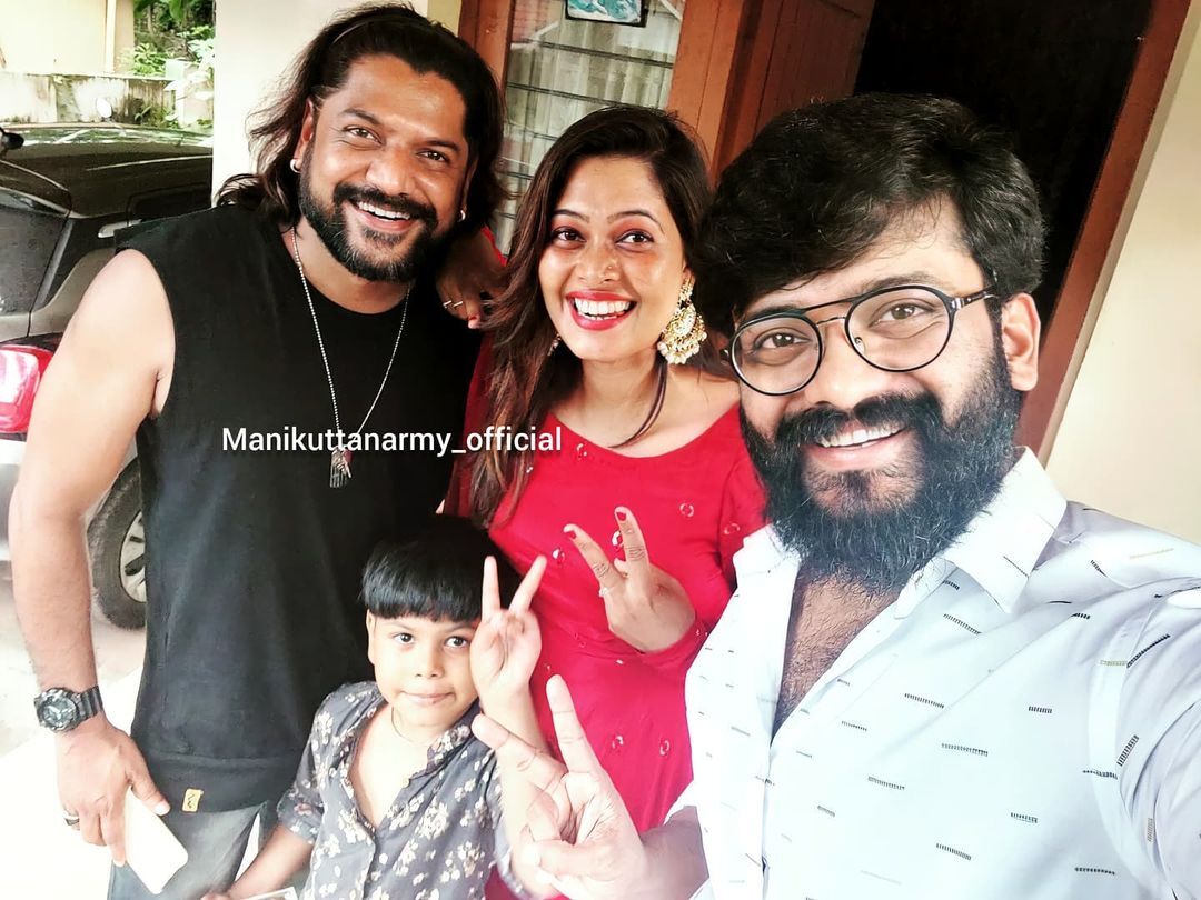 പൊളി ഫിറോസിന്റെയും സജിനയുടേയും വീട്ടിൽ മണിക്കുട്ടനെന്താണ് കാര്യം? ചിത്രങ്ങൾ വൈറൽ