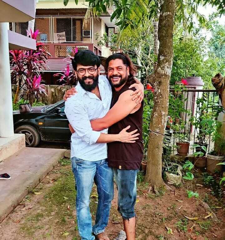 പൊളി ഫിറോസിന്റെയും സജിനയുടേയും വീട്ടിൽ മണിക്കുട്ടനെന്താണ് കാര്യം? ചിത്രങ്ങൾ വൈറൽ