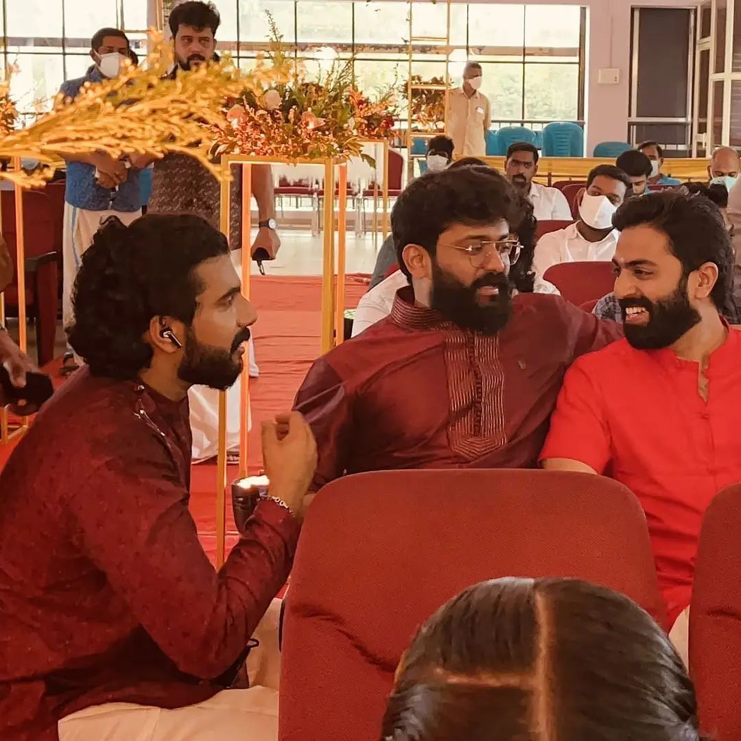 പൊളി ഫിറോസിന്റെയും സജിനയുടേയും വീട്ടിൽ മണിക്കുട്ടനെന്താണ് കാര്യം? ചിത്രങ്ങൾ വൈറൽ