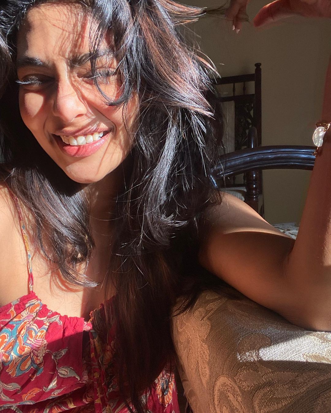  ഒരു 'സൺ കിസ്ഡ്'; ഐശ്വര്യ ലക്ഷ്മിയുടെ പുത്തന്‍ ചിത്രം ഏറ്റെടുത്ത് ആരാധകര്‍