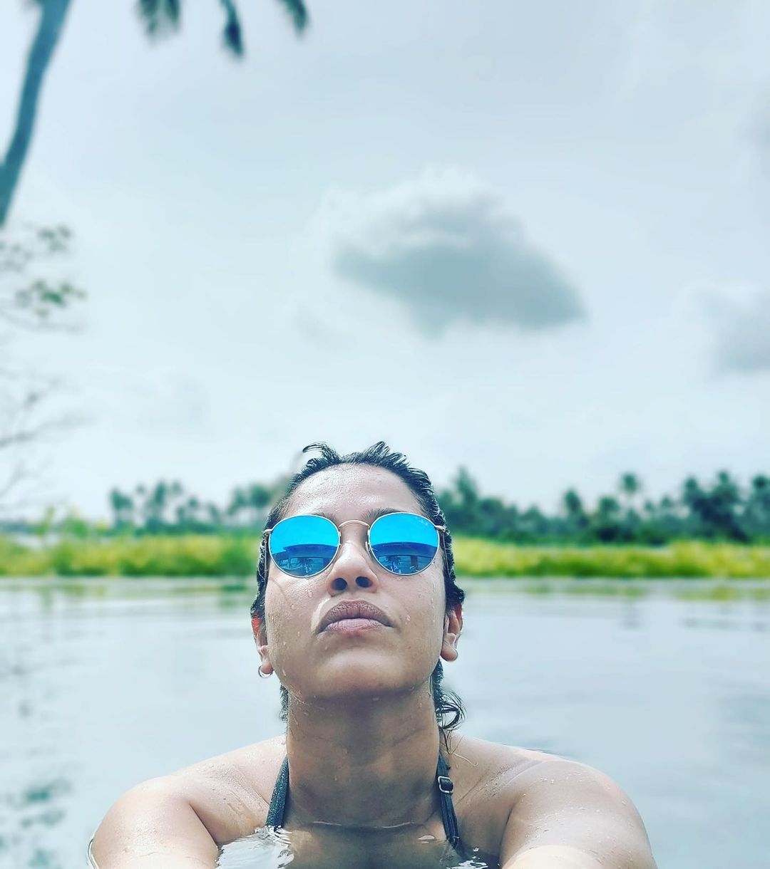 നീന്തല്‍ കുളത്തില്‍ ആടിത്തിമിര്‍ത്ത് മലയാളികളുടെ പ്രിയ രഞ്ജിനിമാര്‍; ചിത്രം പങ്കുവെച്ച് രഞ്ജിനി ഹരിദാസ്