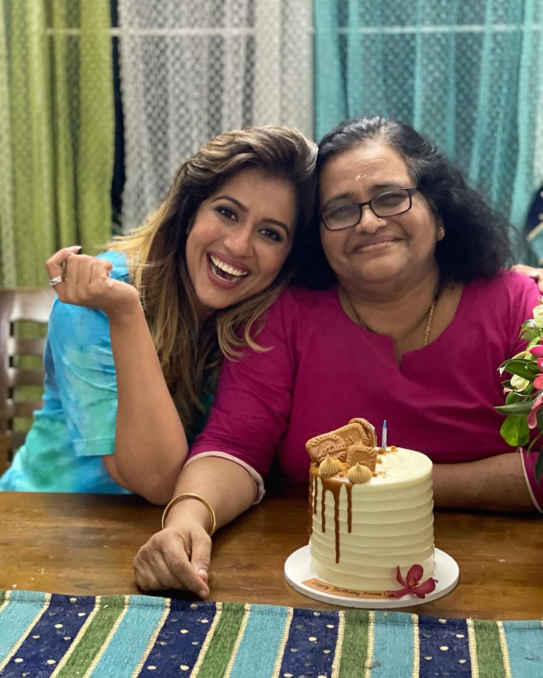 നീന്തല്‍ കുളത്തില്‍ ആടിത്തിമിര്‍ത്ത് മലയാളികളുടെ പ്രിയ രഞ്ജിനിമാര്‍; ചിത്രം പങ്കുവെച്ച് രഞ്ജിനി ഹരിദാസ്