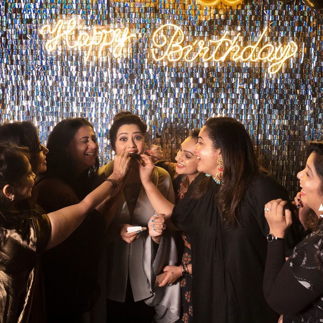 നിങ്ങളറിയും ഈ സുന്ദരികളെ!! കറുപ്പണിഞ്ഞ കൂട്ടുകാരികള്‍ക്കൊപ്പം ബ്രൗണില്‍ തിളങ്ങി മീന