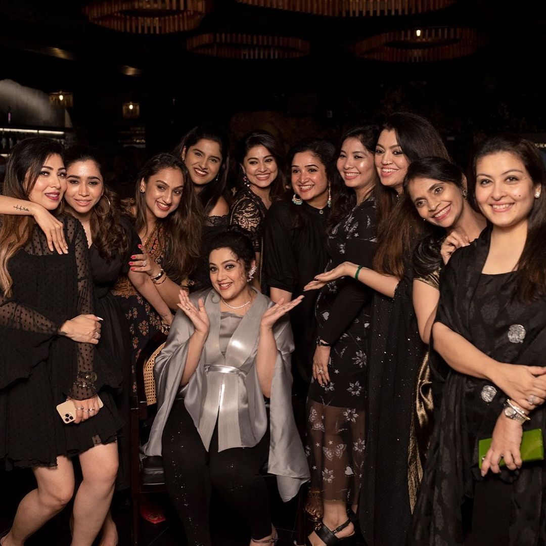 നിങ്ങളറിയും ഈ സുന്ദരികളെ!! കറുപ്പണിഞ്ഞ കൂട്ടുകാരികള്‍ക്കൊപ്പം ബ്രൗണില്‍ തിളങ്ങി മീന