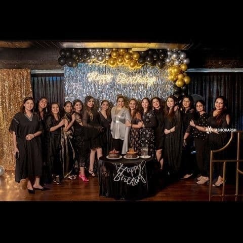 നിങ്ങളറിയും ഈ സുന്ദരികളെ!! കറുപ്പണിഞ്ഞ കൂട്ടുകാരികള്‍ക്കൊപ്പം ബ്രൗണില്‍ തിളങ്ങി മീന