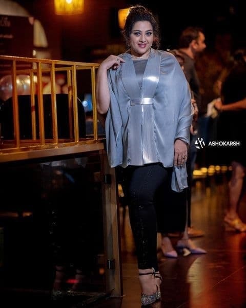 നിങ്ങളറിയും ഈ സുന്ദരികളെ!! കറുപ്പണിഞ്ഞ കൂട്ടുകാരികള്‍ക്കൊപ്പം ബ്രൗണില്‍ തിളങ്ങി മീന