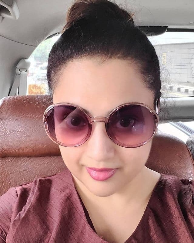 നിങ്ങളറിയും ഈ സുന്ദരികളെ!! കറുപ്പണിഞ്ഞ കൂട്ടുകാരികള്‍ക്കൊപ്പം ബ്രൗണില്‍ തിളങ്ങി മീന