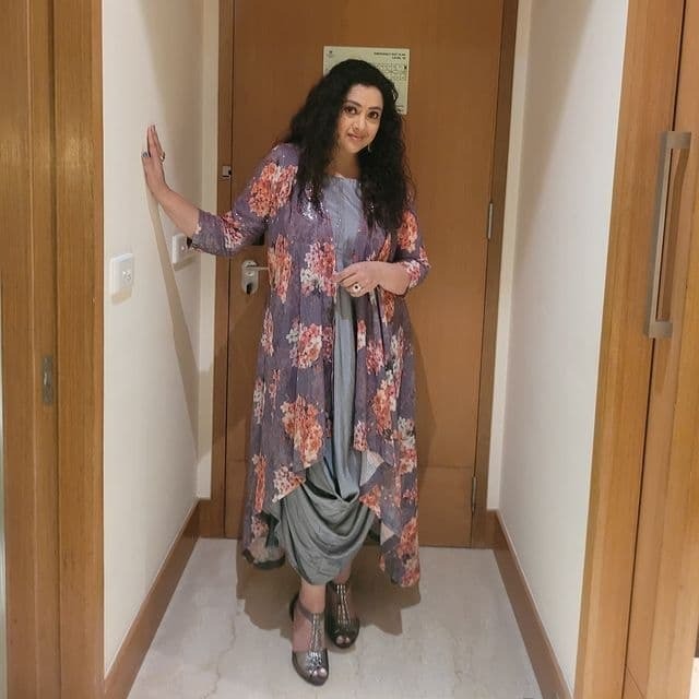 നിങ്ങളറിയും ഈ സുന്ദരികളെ!! കറുപ്പണിഞ്ഞ കൂട്ടുകാരികള്‍ക്കൊപ്പം ബ്രൗണില്‍ തിളങ്ങി മീന