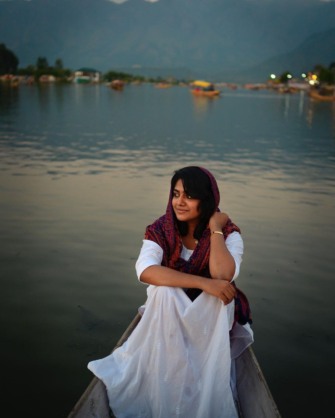 നിമിഷ സജയന്‍ കശ്മീരിലെ ദാല്‍ തടാകത്തില്‍; ചിത്രങ്ങള്‍ വൈറല്‍