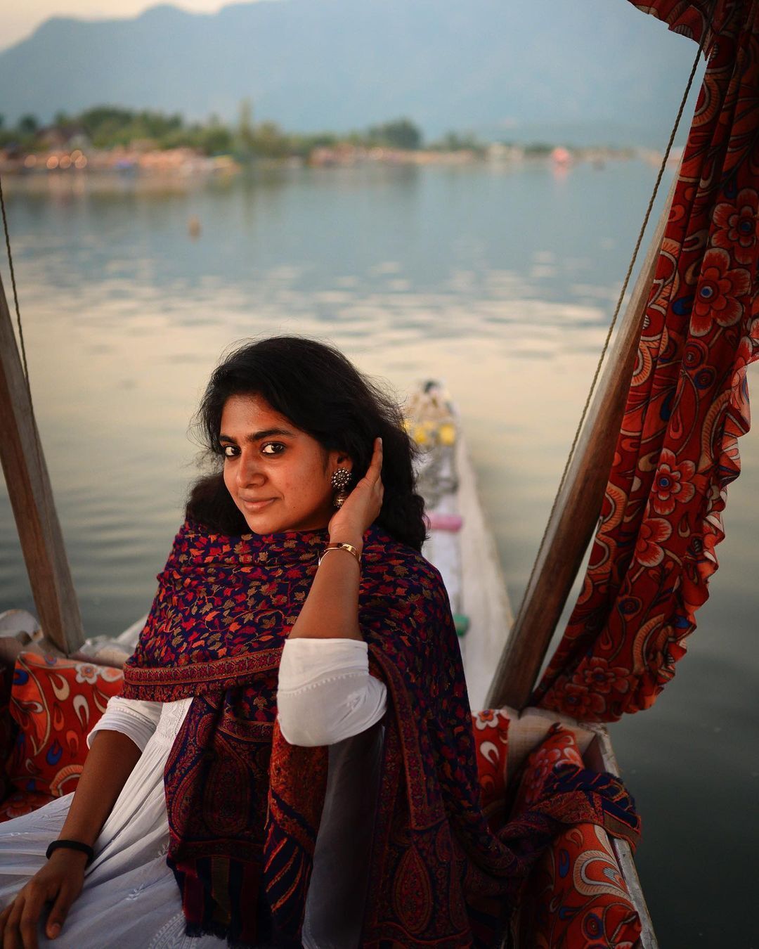 നിമിഷ സജയന്‍ കശ്മീരിലെ ദാല്‍ തടാകത്തില്‍; ചിത്രങ്ങള്‍ വൈറല്‍