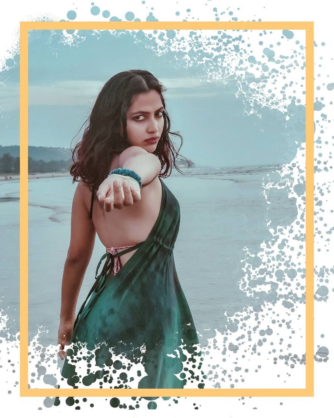 ആരാണ് ഒരു ദേവത: ബിക്കിനിയില്‍ തിളങ്ങി അമല പോള്‍, ചിത്രങ്ങള്‍ വൈറല്‍