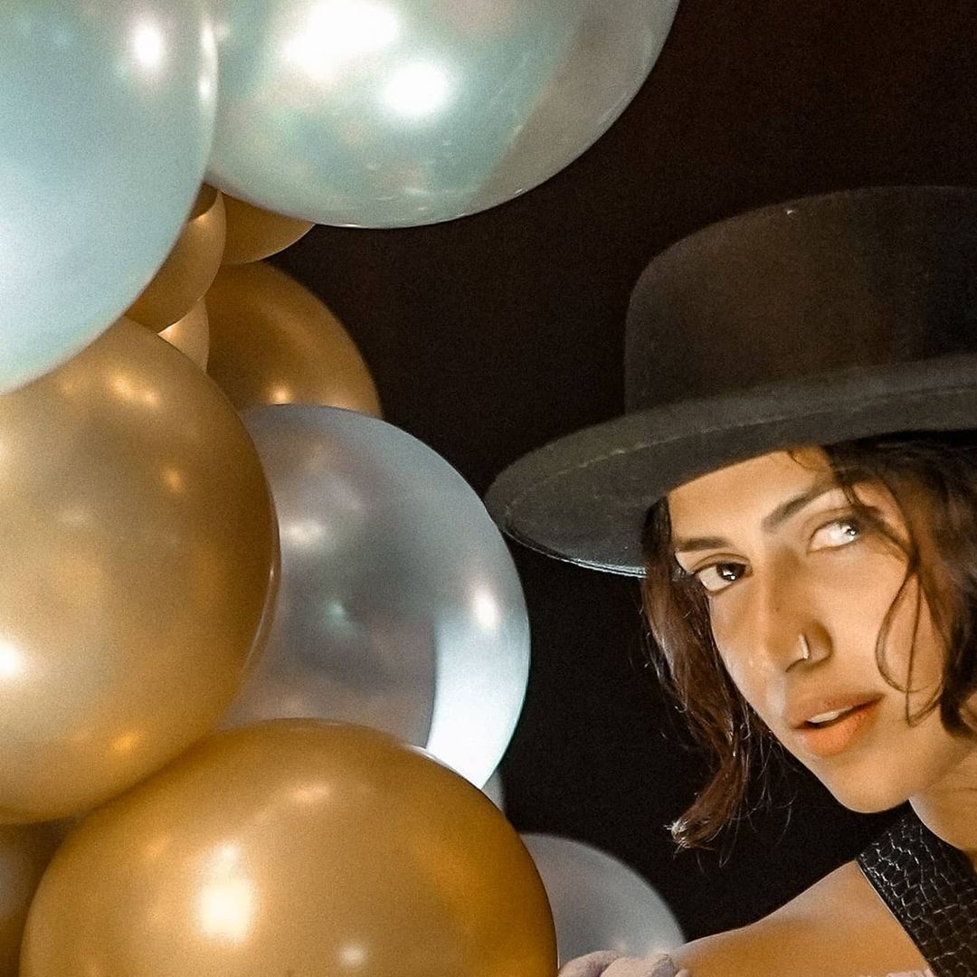 ആരാണ് ഒരു ദേവത: ബിക്കിനിയില്‍ തിളങ്ങി അമല പോള്‍, ചിത്രങ്ങള്‍ വൈറല്‍