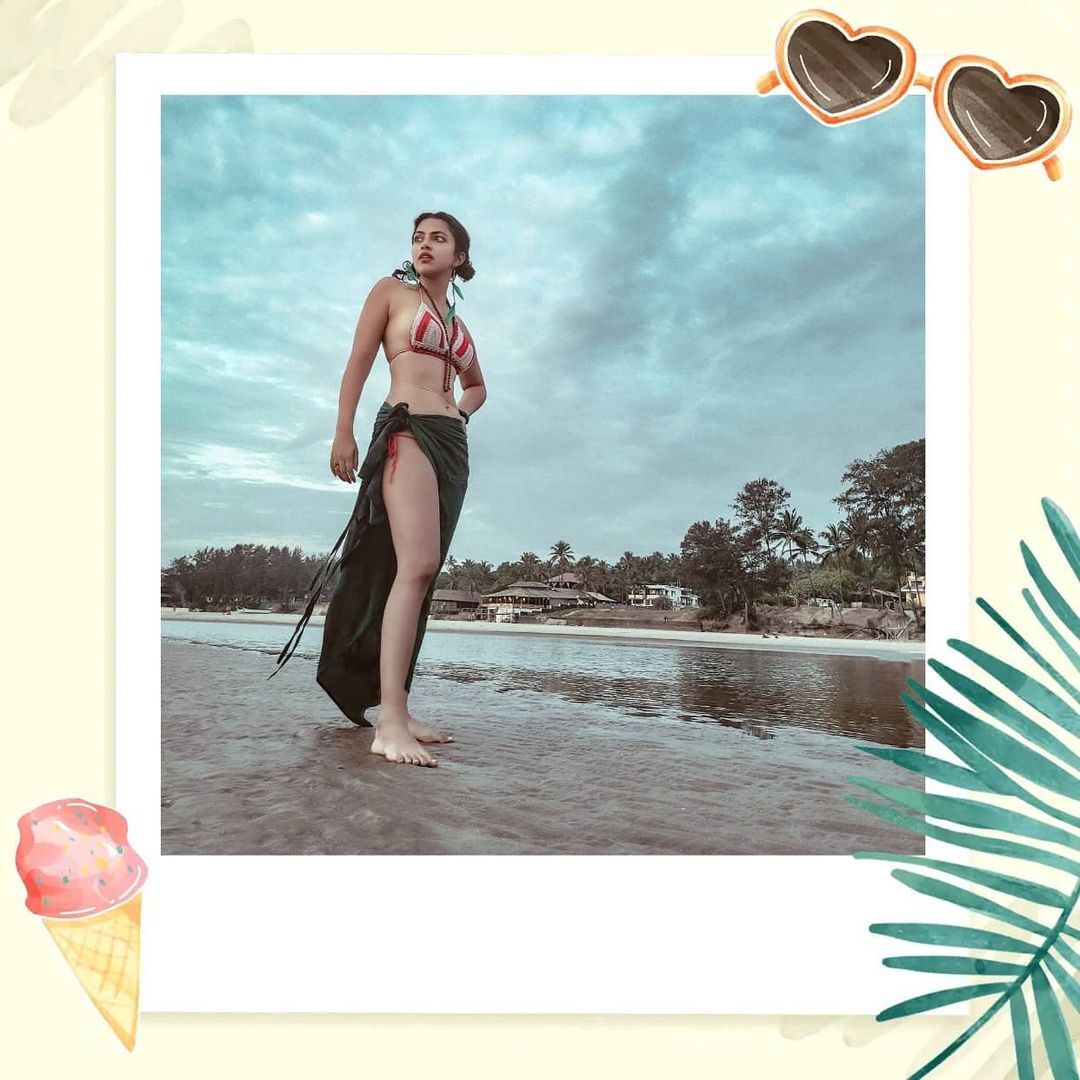 ആരാണ് ഒരു ദേവത: ബിക്കിനിയില്‍ തിളങ്ങി അമല പോള്‍, ചിത്രങ്ങള്‍ വൈറല്‍