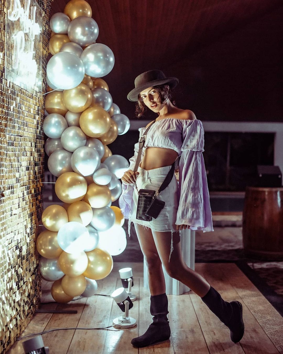 ആരാണ് ഒരു ദേവത: ബിക്കിനിയില്‍ തിളങ്ങി അമല പോള്‍, ചിത്രങ്ങള്‍ വൈറല്‍