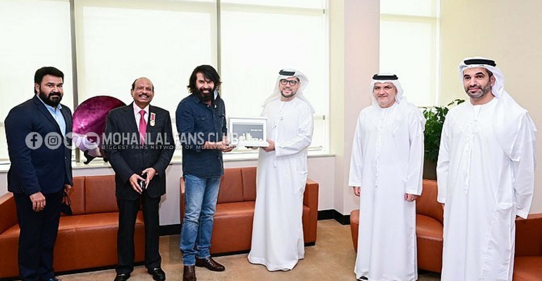 നിറഞ്ഞുചിരിച്ച് മോഹന്‍ലാല്‍; പോസ് ശരിയാക്കി ക്യാമറയുമായി മമ്മൂട്ടി... ചിത്രങ്ങള്‍ വൈറല്‍