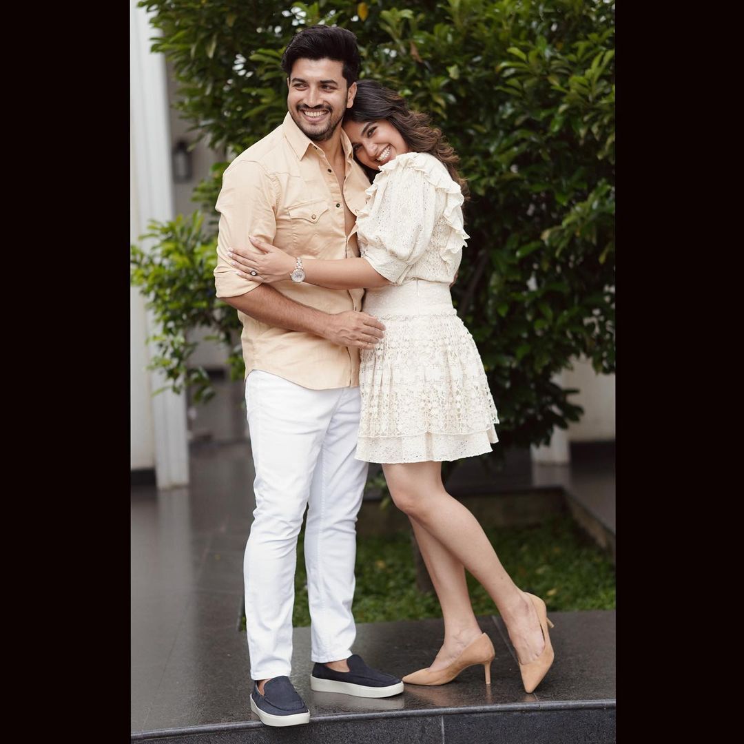 അടുത്തു വാ.. അടുത്തു വാ.. അടുത്ത് വന്നാട്ടെ; സോഷ്യല്‍ മീഡിയയില്‍ വീണ്ടും ട്രെന്‍ഡിംഗായി ജീവയും അപര്‍ണയും