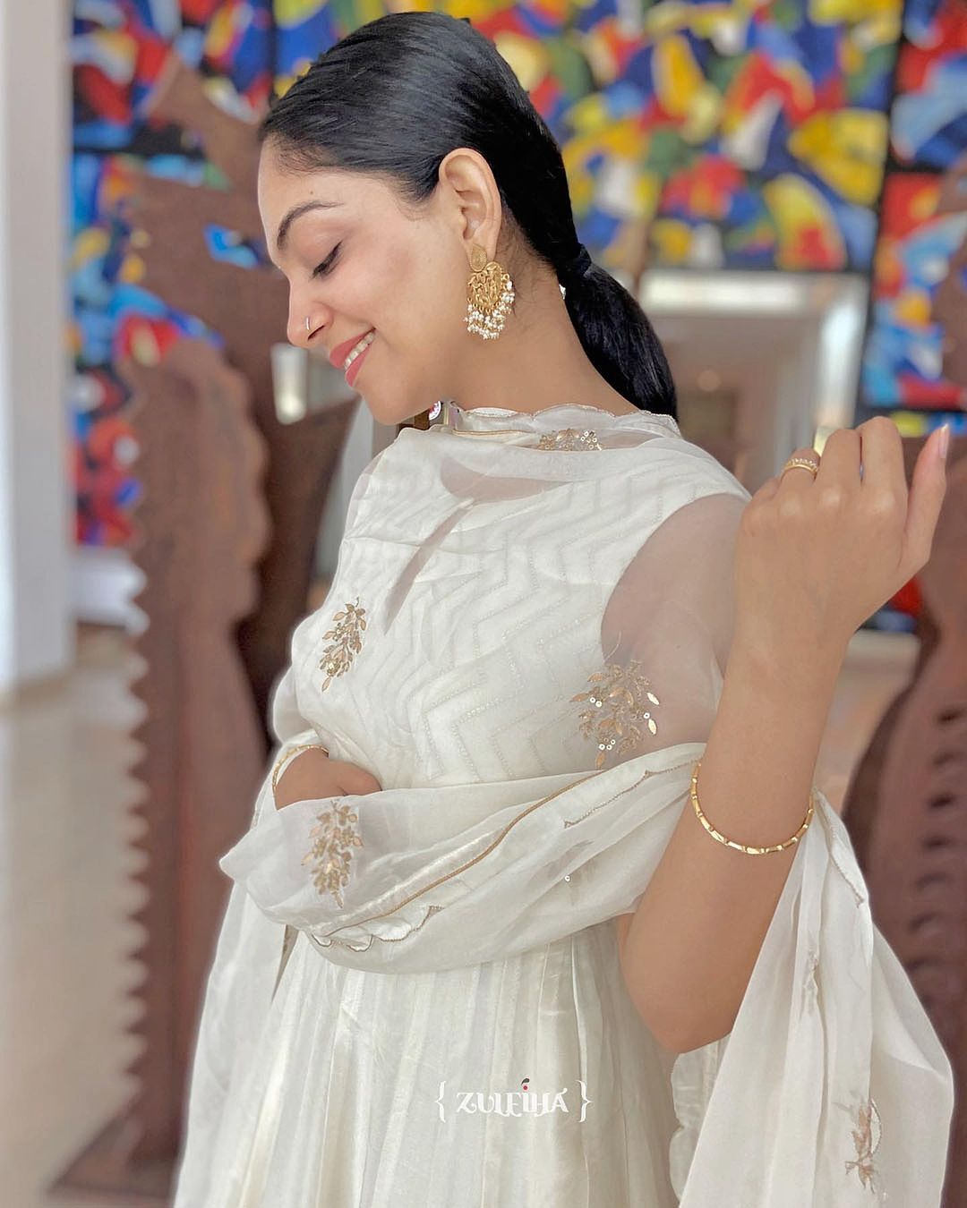 മാലാഖ ഭൂമിയിലേക്ക് ഇറങ്ങി വന്നതാണോ, വെള്ളയിൽ അതീവ സുന്ദരിയായി അഹാന; ചിത്രങ്ങൾ കാണാം 