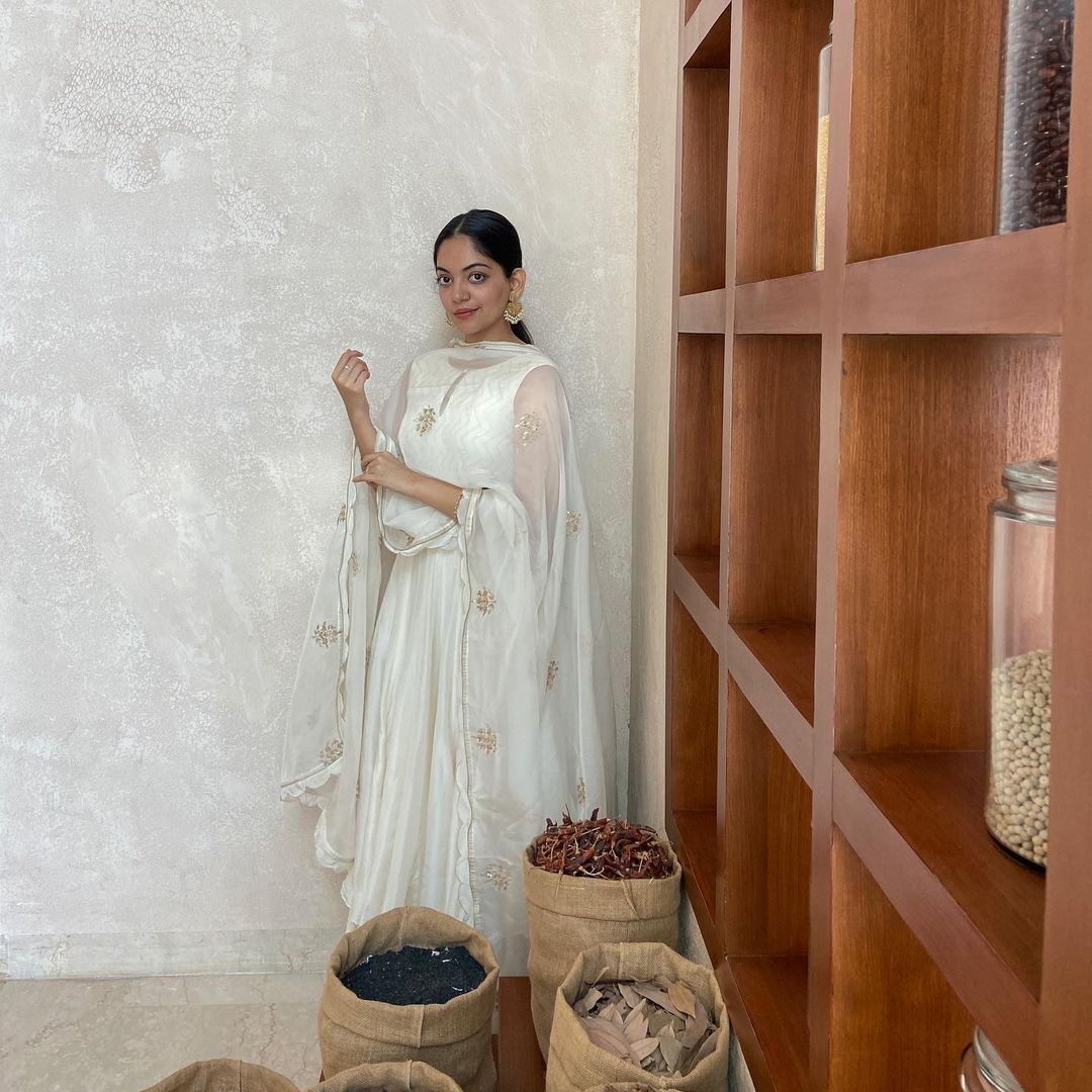 മാലാഖ ഭൂമിയിലേക്ക് ഇറങ്ങി വന്നതാണോ, വെള്ളയിൽ അതീവ സുന്ദരിയായി അഹാന; ചിത്രങ്ങൾ കാണാം 