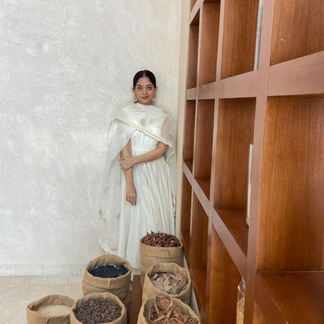 മാലാഖ ഭൂമിയിലേക്ക് ഇറങ്ങി വന്നതാണോ, വെള്ളയിൽ അതീവ സുന്ദരിയായി അഹാന; ചിത്രങ്ങൾ കാണാം 