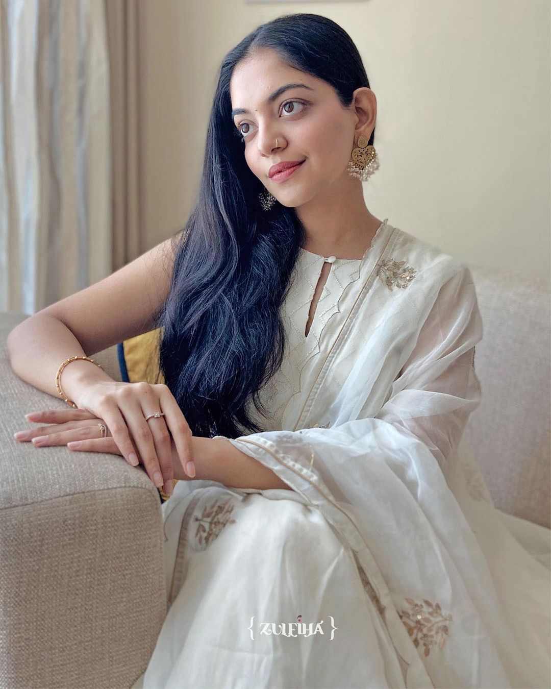 മാലാഖ ഭൂമിയിലേക്ക് ഇറങ്ങി വന്നതാണോ, വെള്ളയിൽ അതീവ സുന്ദരിയായി അഹാന; ചിത്രങ്ങൾ കാണാം 