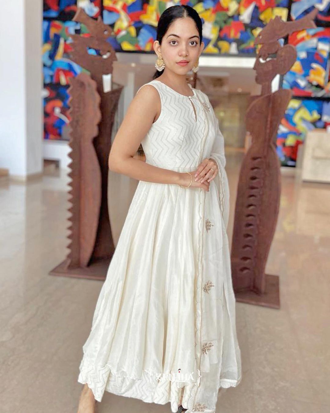 മാലാഖ ഭൂമിയിലേക്ക് ഇറങ്ങി വന്നതാണോ, വെള്ളയിൽ അതീവ സുന്ദരിയായി അഹാന; ചിത്രങ്ങൾ കാണാം 