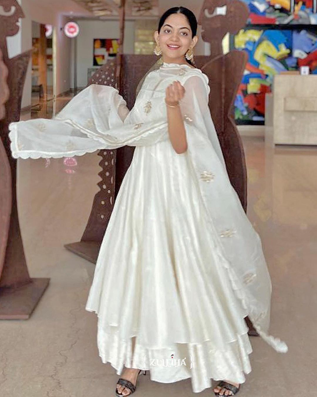 മാലാഖ ഭൂമിയിലേക്ക് ഇറങ്ങി വന്നതാണോ, വെള്ളയിൽ അതീവ സുന്ദരിയായി അഹാന; ചിത്രങ്ങൾ കാണാം 