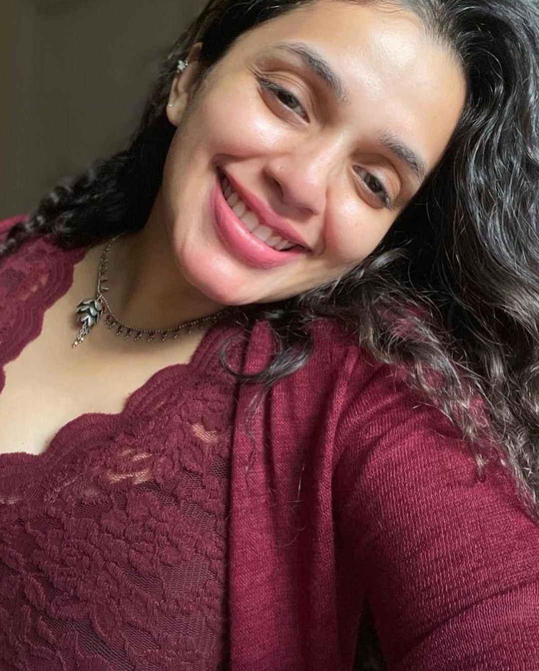 റെഡ് സാരിയില്‍ കിടിലം ലുക്കില്‍ നടി ആന്‍ അഗസ്റ്റിന്‍; വിഷമത്തിലാണോ എന്ന് ആരാധകര്‍