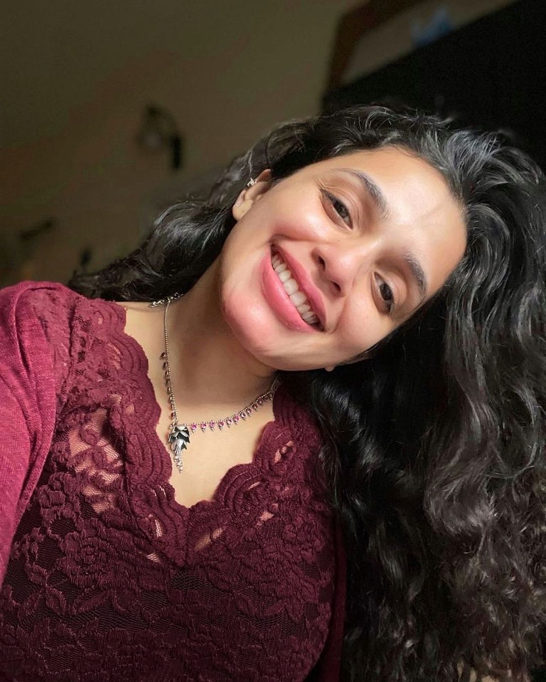 റെഡ് സാരിയില്‍ കിടിലം ലുക്കില്‍ നടി ആന്‍ അഗസ്റ്റിന്‍; വിഷമത്തിലാണോ എന്ന് ആരാധകര്‍